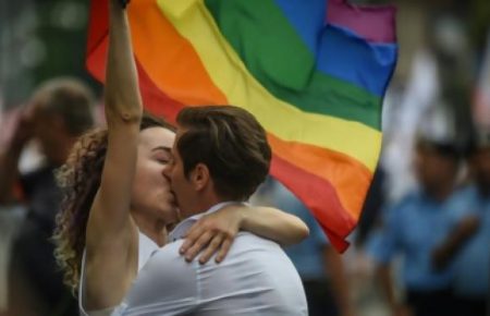 У Румунії легалізували одностатеві шлюби