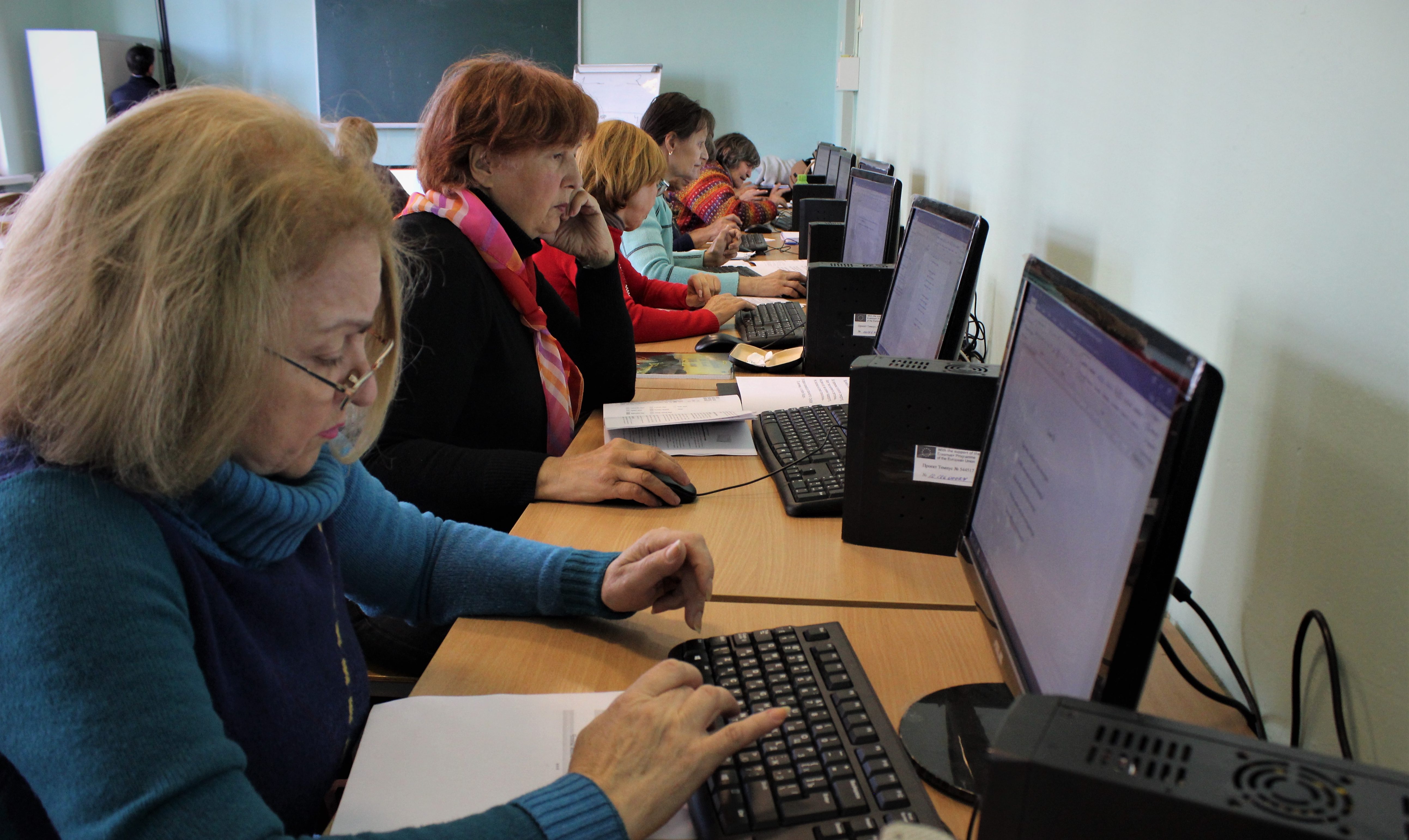 Не відставати від молоді: як українські пенсіонери освоюють комп’ютер