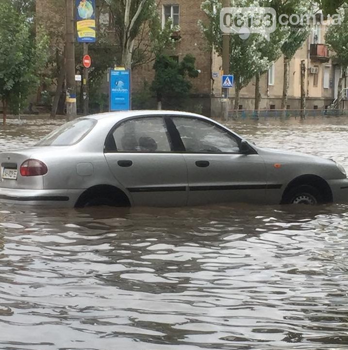 У Бердянську через сильну зливу скасували низку заходів до Дня міста, центр міста знеструмлений (ФОТО)