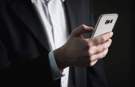 АМКУ розслідує підвищення трьома операторами плати за мобільний зв’язок