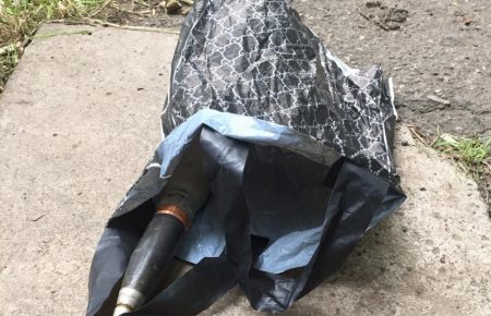 В Одесі чоловік під час обшуку у його квартирі викинув снаряд у вікно — поліція (ФОТО, ВІДЕО)