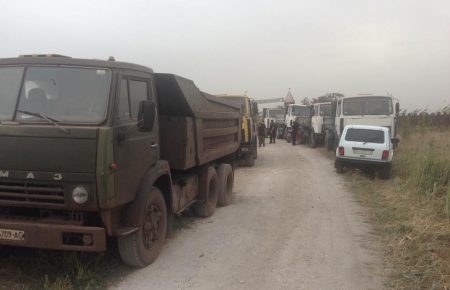 Поліція затримала 7 вантажівок, що вивозили ґрунт із села під Маріуполем (ФОТО)
