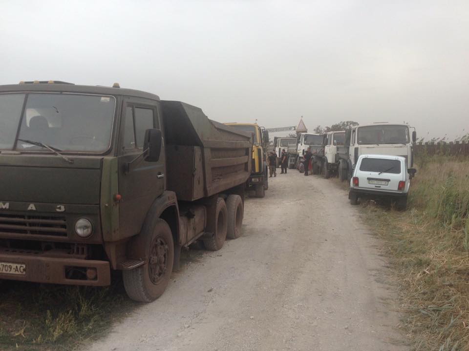 Поліція затримала 7 вантажівок, що вивозили ґрунт із села під Маріуполем (ФОТО)