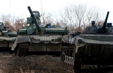 Росія перекидає танки до українського кордону — Bloomberg