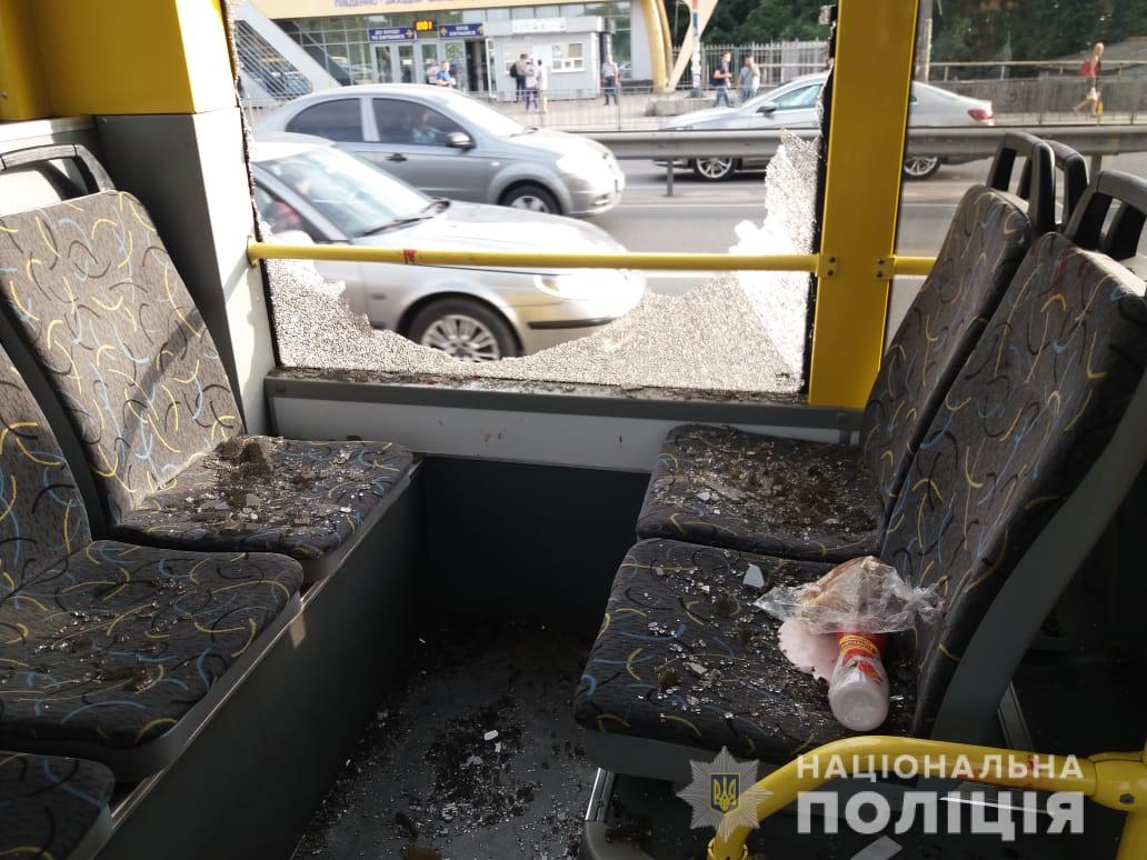 У Києві чоловік влаштував стрілянину у тролейбусі — поліція (ФОТО)
