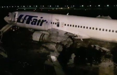 У російському Сочі загорівся літак: 18 пасажирів постраждали, співробітник аеропорту помер від серцевого нападу (ВІДЕО)