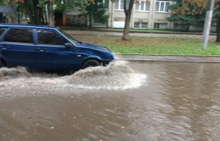 У Львові пройшла злива: на деяких вулицях припинився рух трамваїв (ФОТО)