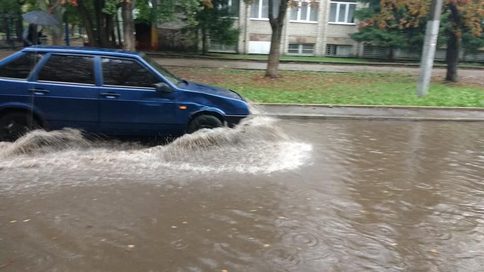 У Львові пройшла злива: на деяких вулицях припинився рух трамваїв (ФОТО)
