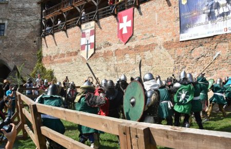 У Луцьку лицарі влаштували середньовічні бої (ФОТО, ВІДЕО)