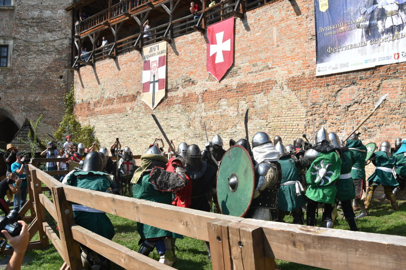 У Луцьку лицарі влаштували середньовічні бої (ФОТО, ВІДЕО)