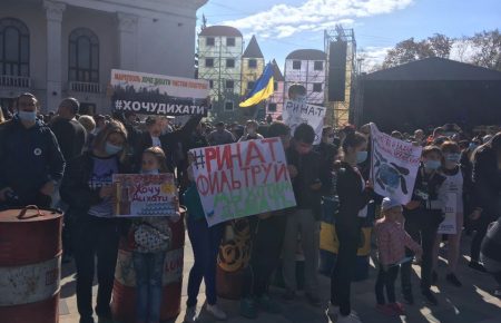 У Маріуполі люди вийшли на масову акцію проти викидів заводів «Метінвесту» (ФОТО, ВІДЕО)