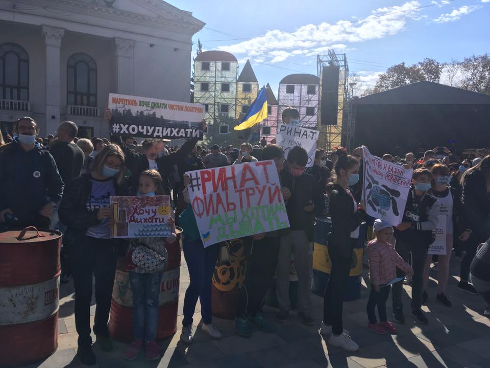 У Маріуполі люди вийшли на масову акцію проти викидів заводів «Метінвесту» (ФОТО, ВІДЕО)
