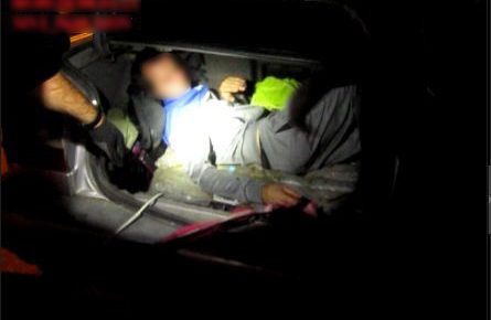 На Сумщині нелегального мігранта намагалися перевезти у багажнику (ВІДЕО)