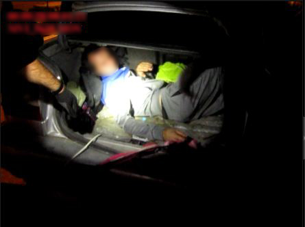 На Сумщині нелегального мігранта намагалися перевезти у багажнику (ВІДЕО)