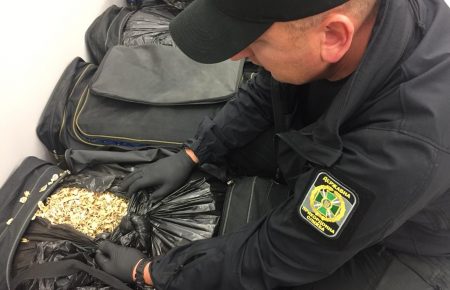 Українець намагався перевезти через кордон близько 80 кілограмів наркотиків
