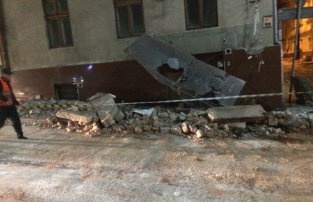 У центрі Чернівців призупиняли рух транспорту через обвал частини фасаду будинку