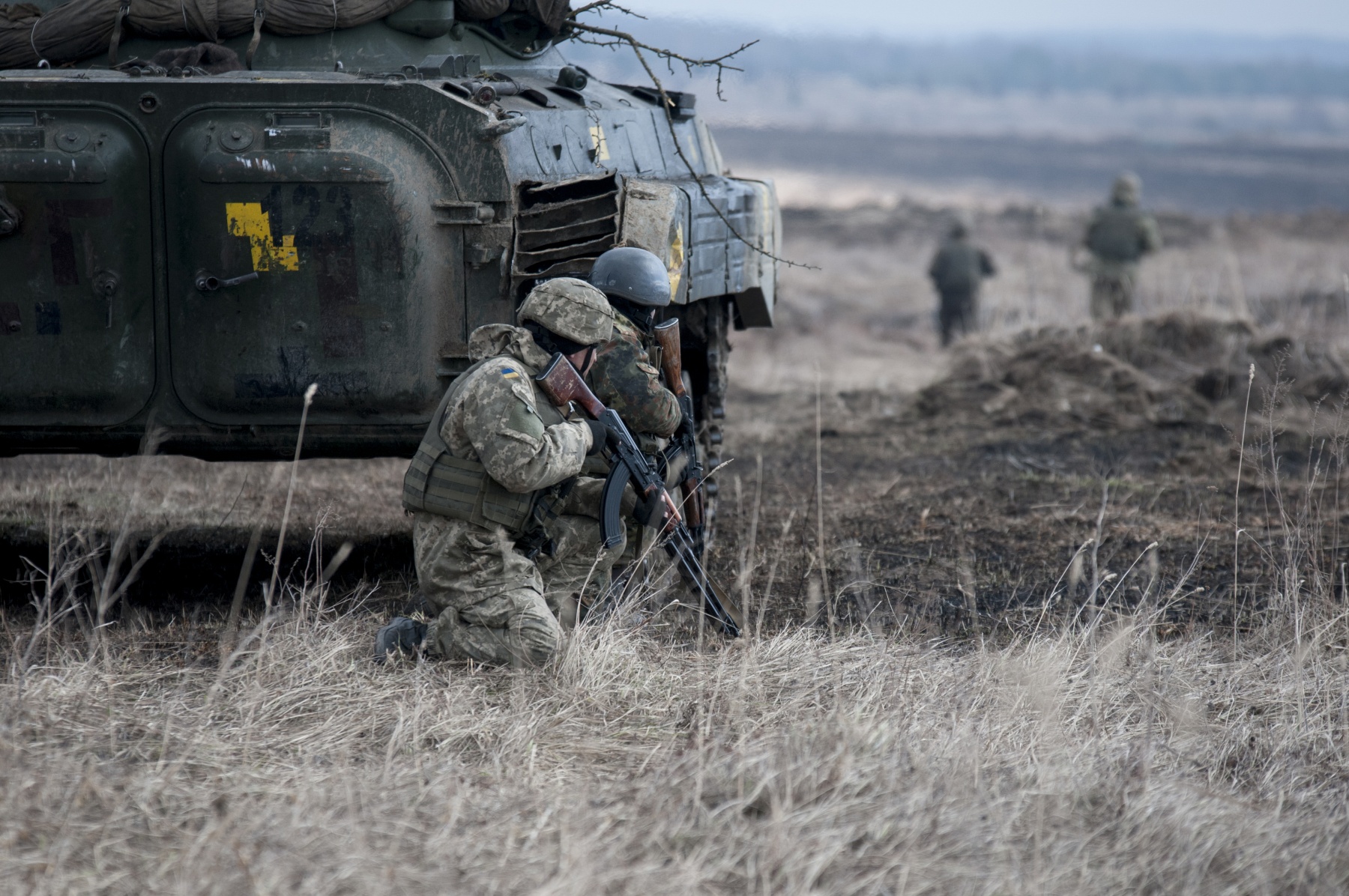 Доба на Донбасі: троє військових поранені
