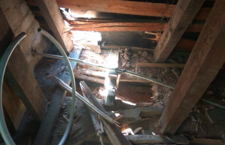 Обстріл Південного: волонтери привезли власникам пошкоджених будинків будматеріали, піротехніки — знешкодили снаряди