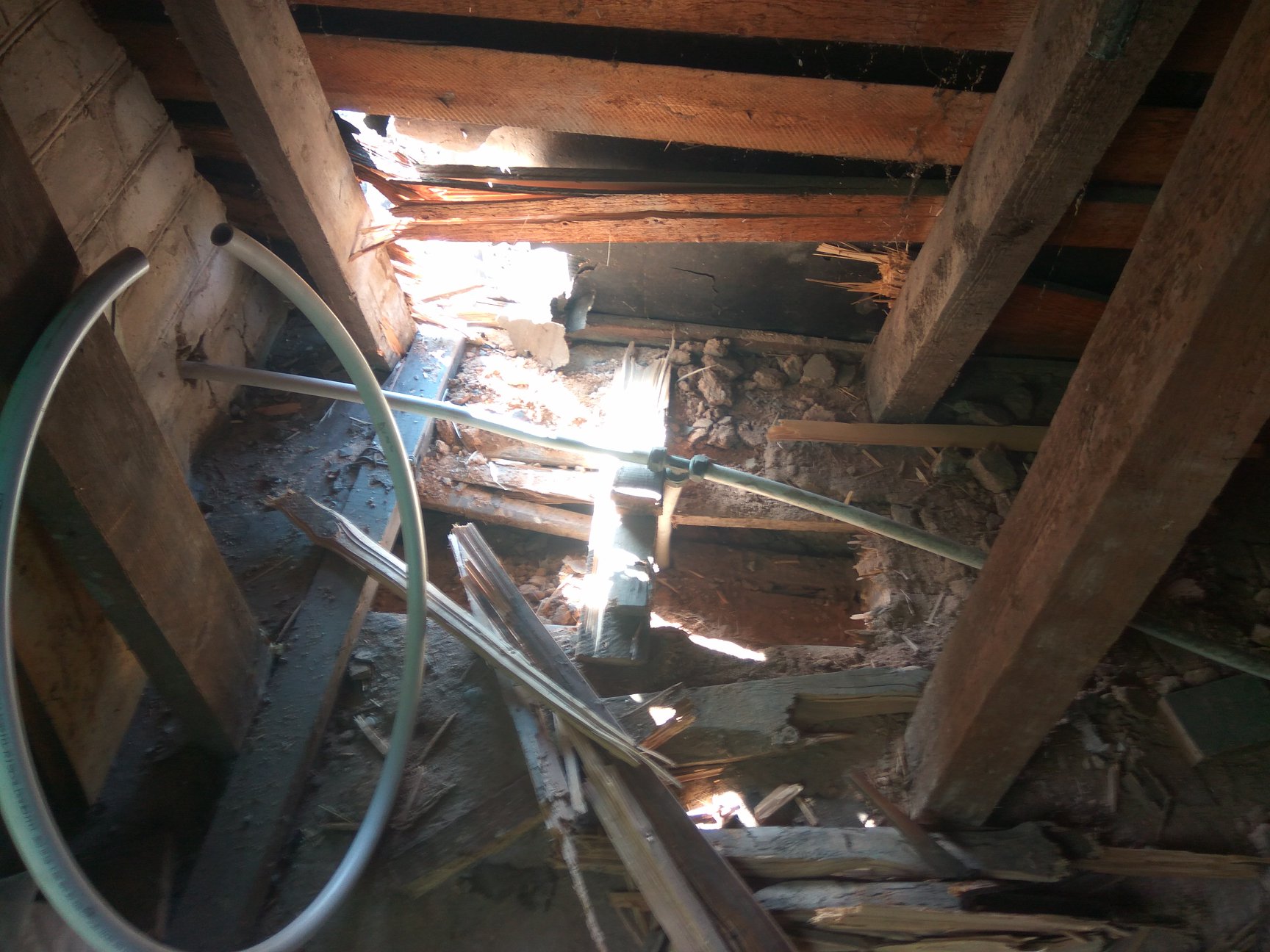 Обстріл Південного: волонтери привезли власникам пошкоджених будинків будматеріали, піротехніки — знешкодили снаряди