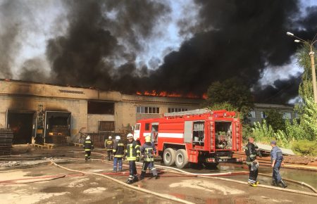 У Житомирі на території картонного комбінату масштабна пожежа (ВІДЕО)