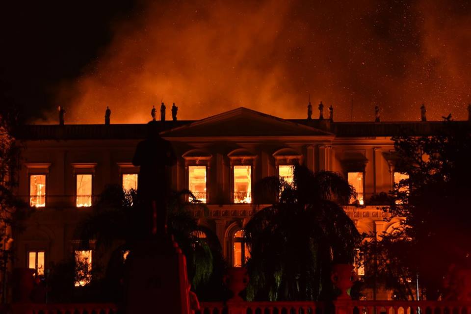 "Ми втратили 200 років знань": які експонати знищила пожежа у Національному музеї в Бразилії? (ФОТО, ВІДЕО)