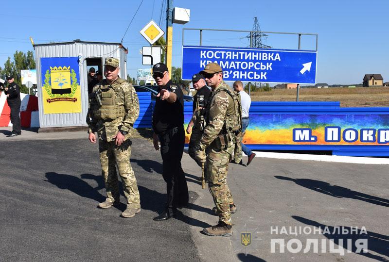 Командувач ООС оглянув модернізовані пункти контролю у Покровську та біля Селидового