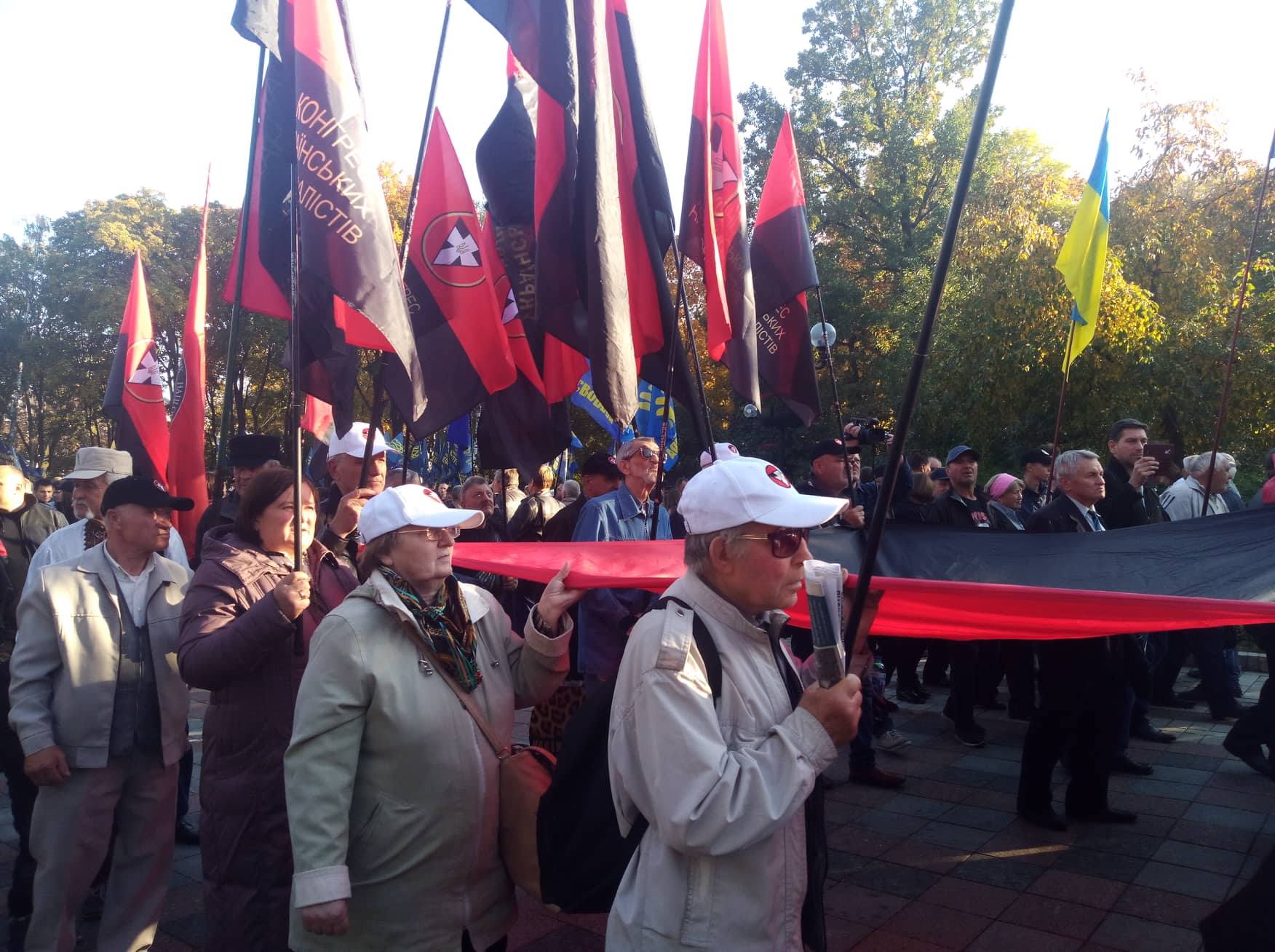 У центрі Києва почався марш УПА, кількість учасників збільшується