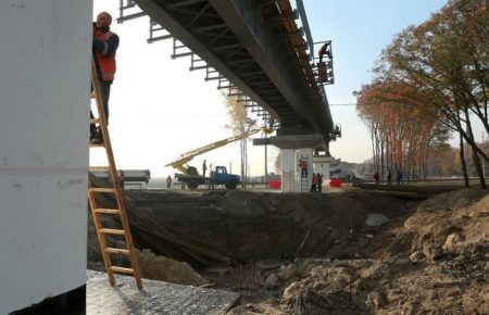 Укрзалізниця завершила будівництво естакади через дорогу Київ-Харків для поїздів до аеропорту Бориспіль