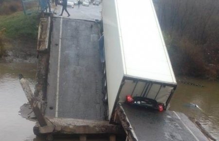 У російському Примор'ї обвалився автомобільний міст. Одна людина загинула (ВІДЕО)