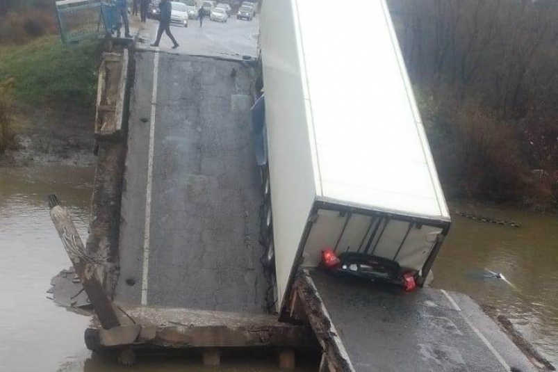 У російському Примор'ї обвалився автомобільний міст. Одна людина загинула (ВІДЕО)
