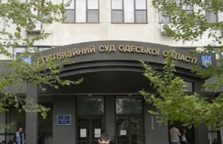 Сутички під Апеляційним судом в Одесі: двоє поліцейських отримали опіки очей