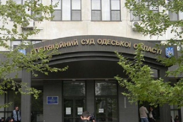 Сутички під Апеляційним судом в Одесі: двоє поліцейських отримали опіки очей