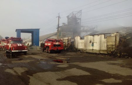 У Харківській області горять два зерносклади, пожежу вдалось локалізувати — ДСНС