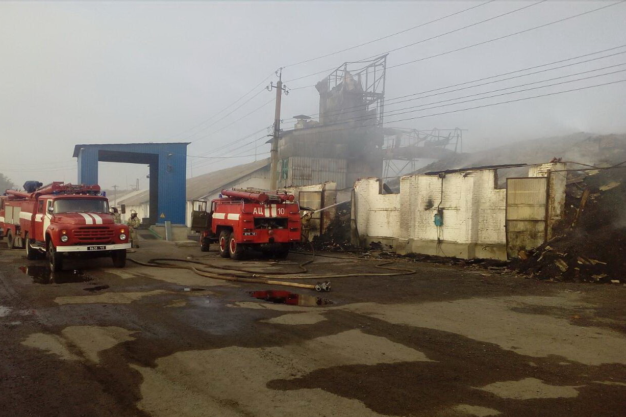 У Харківській області горять два зерносклади, пожежу вдалось локалізувати — ДСНС