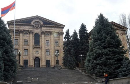 У вірменському парламенті не можуть почати засідання через відсутність кворуму