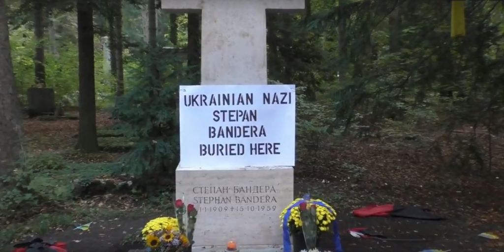 Проросійський блогер Грем Філіпс зірвав прапори з могили Степана Бандери (ВІДЕО)