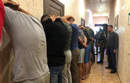 У готелі в Одесі поліція виявила 25 озброєних чоловіків