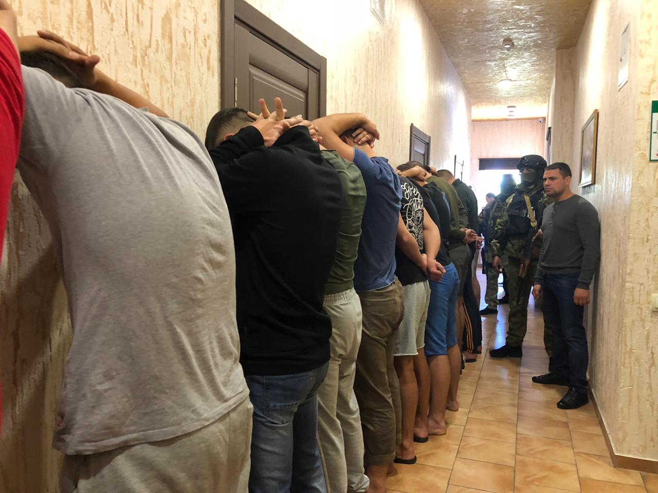 У готелі в Одесі поліція виявила 25 озброєних чоловіків
