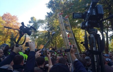 Активісти ОУН намагаються знести два пам'ятники радянської доби у Києві (ФОТО, ВІДЕО)