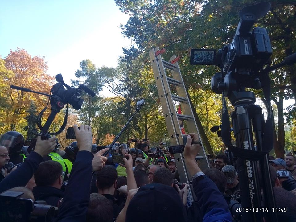 Активісти ОУН намагаються знести два пам'ятники радянської доби у Києві (ФОТО, ВІДЕО)