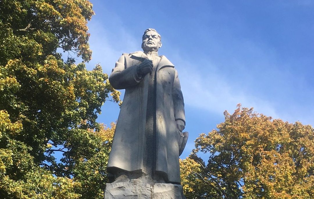 Представники ОУН закидали яйцями пам’ятники Ватутіну та робітникам «Арсеналу» в Києві