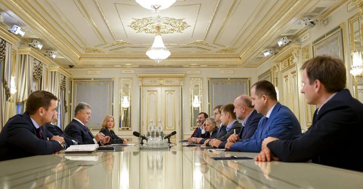 Порошенко висловив співчуття рідним загиблих під час нападу у Керчі Порошенко висловив співчуття рідним загиблих під час нападу у Керчі