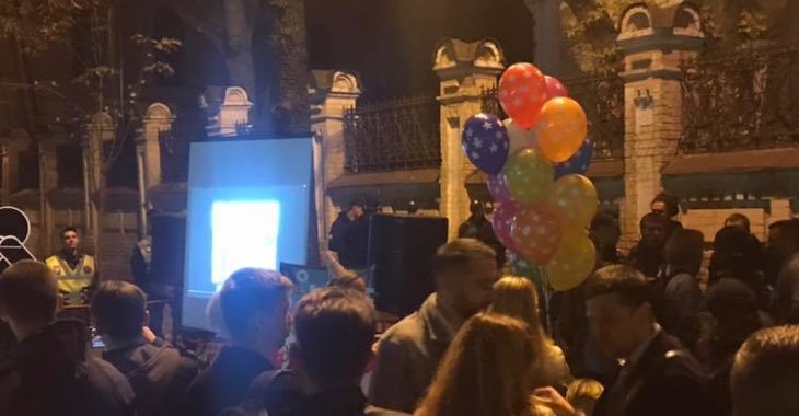 Журналісти влаштували акцію під Адміністрацією президента Журналісти влаштували акцію під Адміністрацією президента