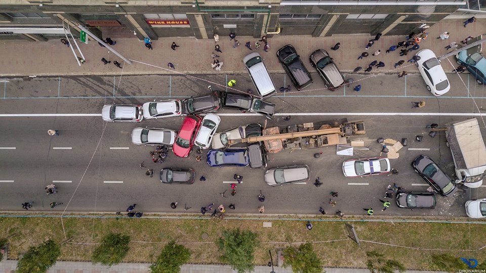ДТП у центрі Києва: автокран зіштовхнувся з 17 авто (ФОТО, ВІДЕО)