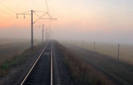 На Львівщині вантажний потяг збив підлітка