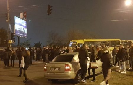 У Києві протестувальники перекрили рух на Харківському шосе