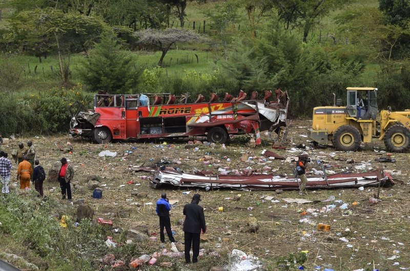 Аварія з пасажирським автобусом у Кенії: відомо про 50 загиблих, 7 з них — діти (ФОТО)