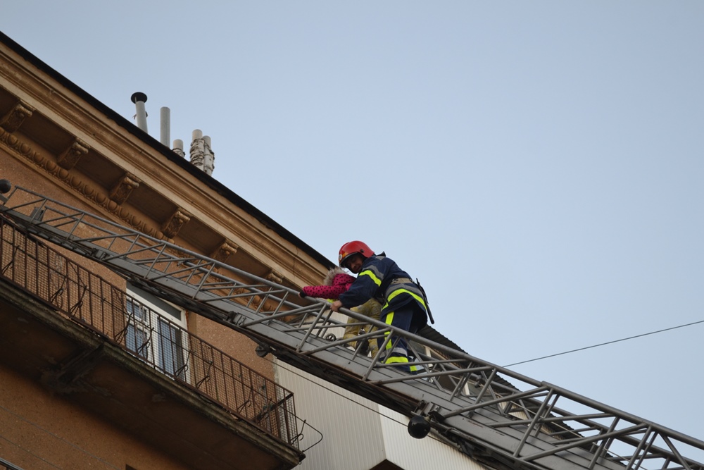 В Одесі сталася пожежа у багатоповерхівці: 10 людей евакуювали