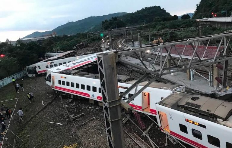 У Тайвані зійшов з рейок потяг, загинули 17 людей