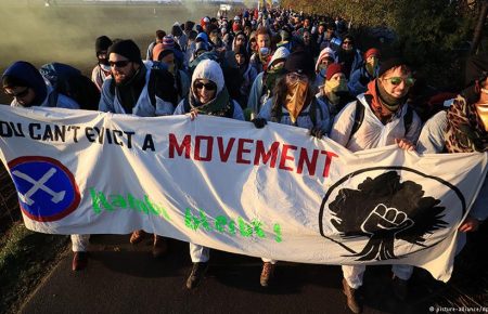 У Німеччині на протестах проти вирубки лісу активісти захопили екскаватор